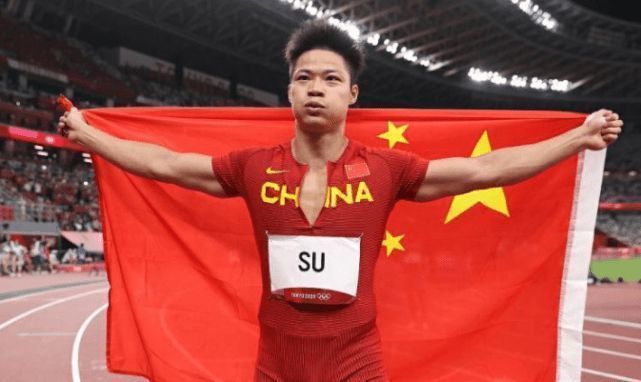 老相师转身对那些安保说：任何人都不许跟来。